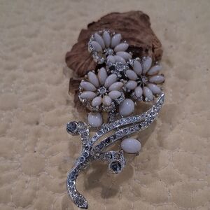 VINTAGE MILK GLASS RHINESTONE BROOCH ** VERY OLD ** READ DESC